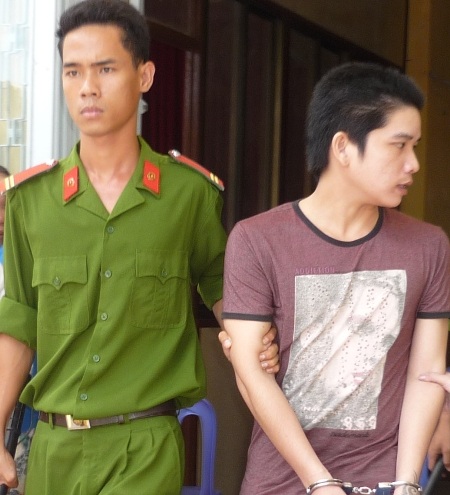 Bị cáo Võ Chí Đệ dẫn giải về trại giam sau phiên tòa.