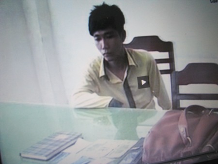 2 phóng viên đài truyền hình bị cướp giỏ xách - 1 Một trong hai tên cướp và tang vật bị bắt giữ.