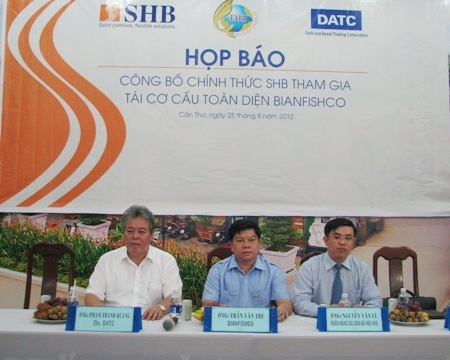 Bianfishco chính thức "đổi chủ" - 1 Đại diện Cty Bình An, Ngân hàng SHB, DATC tại buổi họp báo. (Ảnh: Huỳnh Hải)