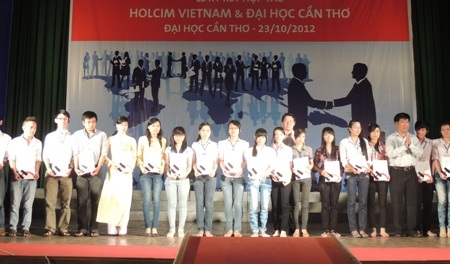 Các sinh viên nhận học bổng.