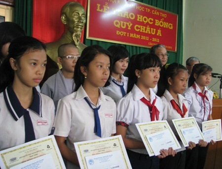 Các em học sinh nữ nhận học bổng. (Ảnh: Huỳnh Hải)