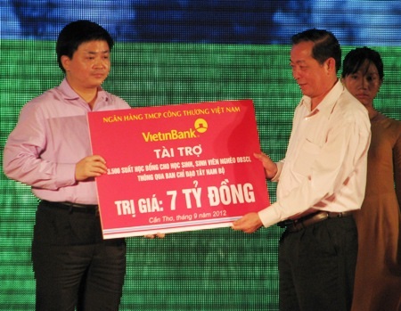 Cần Thơ: Trao học bổng “Chung tay vun đắp nhân tài”