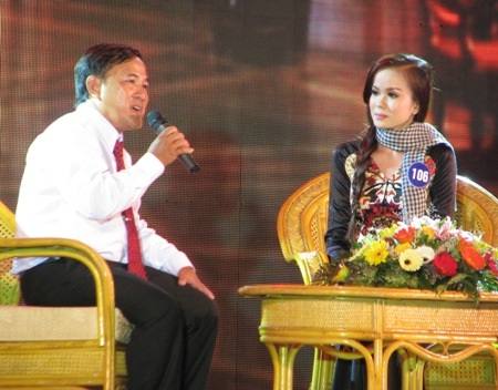 Sôi nổi đêm chung kết “Người dẫn chương trình truyền hình VTV Cần Thơ” - 5 ...và phỏng vấn anh nông dân Võ Văn Phương về đờn ca tài tử.