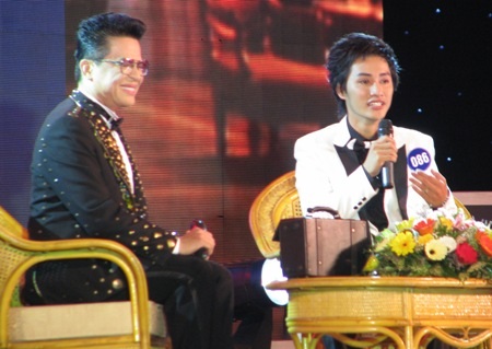Sôi nổi đêm chung kết “Người dẫn chương trình truyền hình VTV Cần Thơ” - 7 ...và phỏng vấn ngay MC kỳ cựu Thanh Bạch khiến thí sinh này bị khớp.