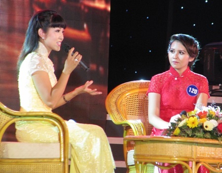 Sôi nổi đêm chung kết “Người dẫn chương trình truyền hình VTV Cần Thơ” - 9 ...và phỏng vấn ca sĩ Thanh Thúy.