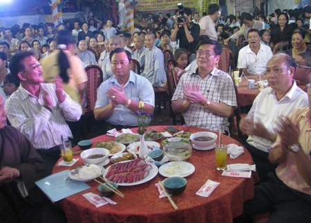 Nô nức lên chùa ăn buffet chay, làm từ thiện - 5 Khuôn viên chật kín
