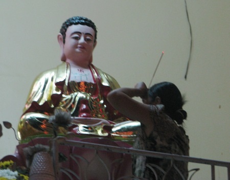 Nô nức lên chùa ăn buffet chay, làm từ thiện - 7 Cầu an...