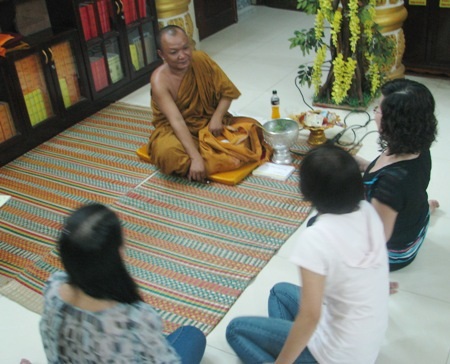 Nô nức lên chùa ăn buffet chay, làm từ thiện - 8 Chia sẻ ý nghĩa ngày Vu Lan với sư thầy...