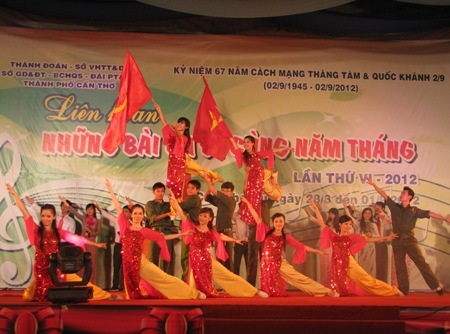 “Những bài ca đi cùng năm tháng”  hừng hực khí thế ngày độc lập   - 3 “Những bài ca đi cùng năm tháng”  hừng hực khí thế ngày độc lập