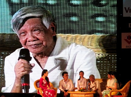 Nguyên TBT Lê Khả Phiêu giao lưu cùng sinh viên Cần Thơ.