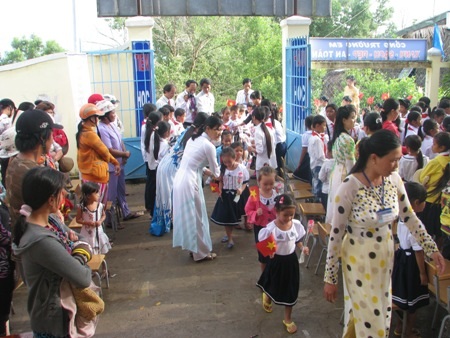 Trường "nghèo" mừng, tủi ngày khai giảng - 5 Trường tiểu học Giá Rai C đón học sinh lớp 1 vào trường trong ngày khai giảng 5/9.