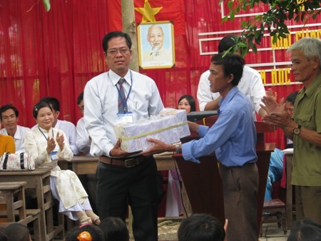 Trường "nghèo" mừng, tủi ngày khai giảng - 1 Thầy Lê Hoàng Nghĩa- hiệu trưởng nhà trường tiếp nhận quà hỗ trợ học sinh nghèo trong năm học mới.