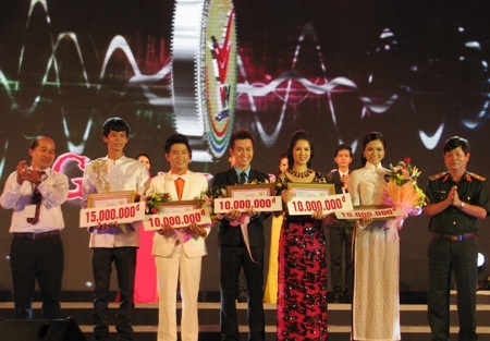 Sôi nổi đêm chung kết “Người dẫn chương trình truyền hình VTV Cần Thơ” - 18 ...và thí sinh này phỏng vấn giao lưu MC kỳ cựu Diễm Quỳnh.