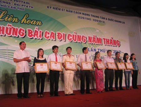 “Những bài ca đi cùng năm tháng”  hừng hực khí thế ngày độc lập   - 4 BTC trao giải cho một số đơn vị tham gia biểu diễn xuất sắc. (Ảnh: Huỳnh Hải)