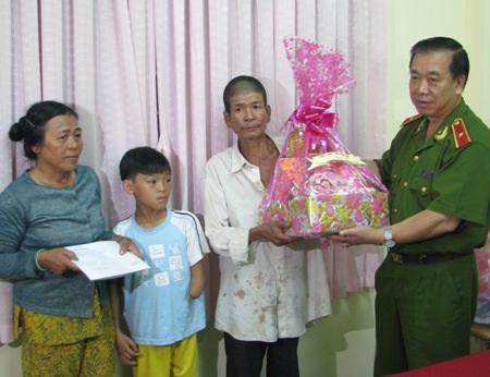 Gặp lại cháu bé bị đứt lìa cánh tay do nổ hố ga cách đây 4 năm - 2 Thiếu tướng Đỗ Văn Sơn- Cục trưởng Cục C66 trao quà cho gia đình cháu Phương. (Ảnh: Huỳnh Hải)