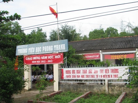 Trường "nghèo" mừng, tủi ngày khai giảng - 4 Thầy trò Trường tiểu học Phong Thạnh ước mơ có một ngôi trường mới. (Ảnh: Huỳnh Hải)