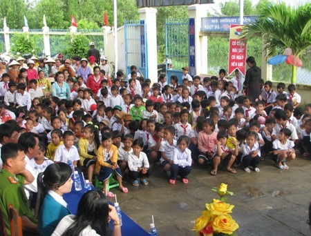 Trường "nghèo" mừng, tủi ngày khai giảng - 6 Sân trường nhỏ hẹp, học sinh của trường đành phải ngồi chật kín cả khuôn viên.