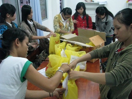 Tất bật gói quà...