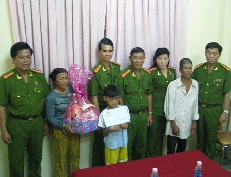 Gặp lại cháu bé bị đứt lìa cánh tay do nổ hố ga cách đây 4 năm - 3 Thiếu tướng Đỗ Văn Sơn- Cục trưởng Cục C66 trao quà cho gia đình cháu Phương. (Ảnh: Huỳnh Hải)