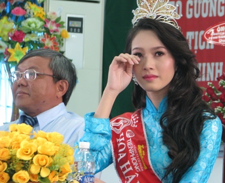 “Hoa hậu Thu Thảo có chí tiến thủ...” - 3 Hoa hậu Đặng Thu Thảo được chào đón nồng nhiệt khi trở về Trường ĐH Tây Đô. (Ảnh: Huỳnh Hải)