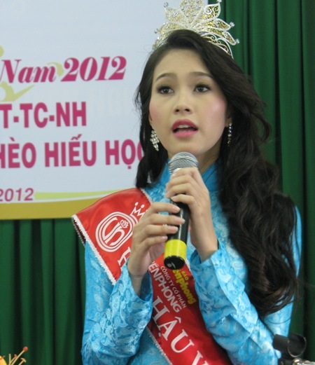 Hoa hậu Thu Thảo không kịp về trường nhận bằng tốt nghiệp Trung cấp - 5 Hoa hậu Thu Thảo trong một lần về Trường ĐH Tây Đô giao lưu với sinh viên. (Ảnh: Huỳnh Hải)