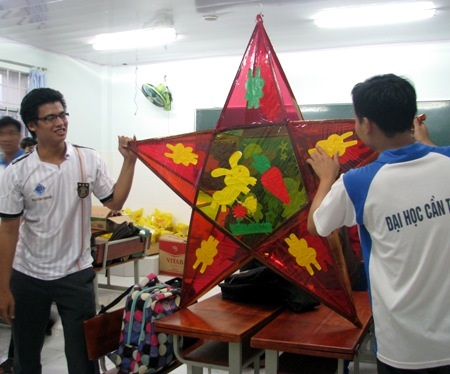 ...cùng trang trí đèn ông sao