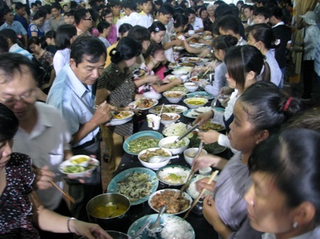 Nô nức lên chùa ăn buffet chay, làm từ thiện - 6 Vừa ăn chay, vừa làm từ thiện