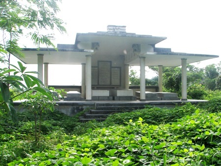 Toàn cảnh phần mộ gia đình Công tử Bạc Liêu.