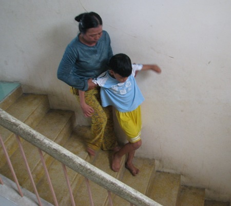 Gặp lại cháu bé bị đứt lìa cánh tay do nổ hố ga cách đây 4 năm - 5 Cháu Tô Thanh Phương trong buổi nhận quà. (Ảnh: Huỳnh Hải)