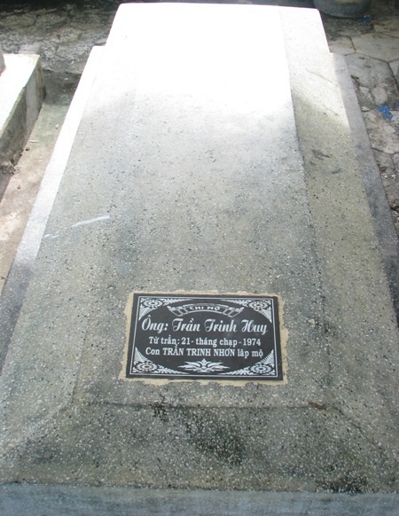 Có 6 ngôi mộ nằm trong phần mộ bao gồm ông bà Trần Trinh Trạch và một số người con.