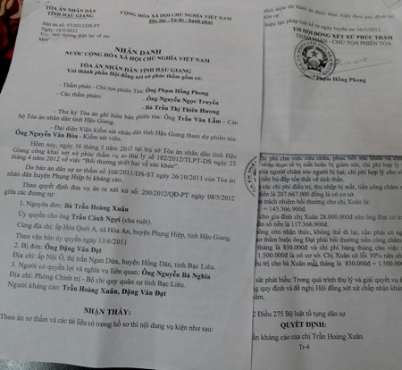 Cô giáo Trần Hoàng Xuân (bìa phải) trước khi bị tai nạn.