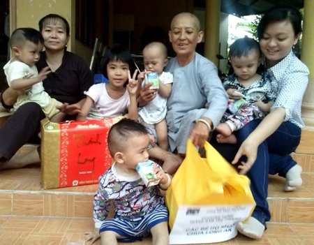 Vui Tết Trung thu với các bé họ Nhân - 7 Các bé ở chùa Long An nhận quà trung thu. (Ảnh: Phụng Nhung)