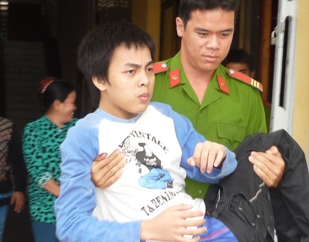 Bị cáo Đặng Ngọc Giàu được đưa về trại tạm giam sau phiên xử.