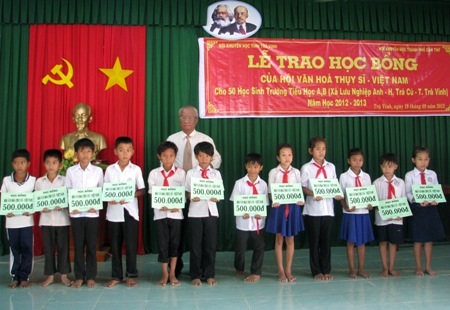 Trà Vinh: Trao 50 suất học bổng cho học sinh nghèo huyện Trà Cú - 1 Học sinh nghèo nhận học bổng. (Ảnh: Huỳnh Hải)