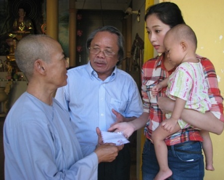 Hoa hậu Thu Thảo cùng Dân trí mang Tết Trung thu đến với các bé họ Nhân - 5 Hoa hậu Đặng Thu Thảo gửi tặng nhà chùa 5 triệu đồng để cùng chia sẻ, chăm lo cho các bé.