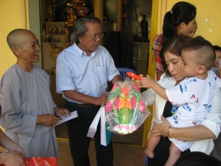 Hoa hậu Thu Thảo cùng Dân trí mang Tết Trung thu đến với các bé họ Nhân - 2 Đại diện Báo Dân trí tặng lồng đèn....