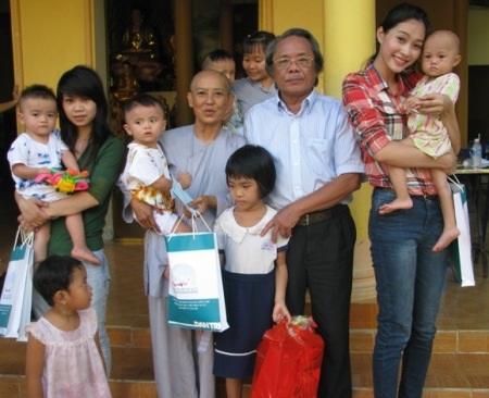 Hoa hậu Thu Thảo cùng Dân trí mang Tết Trung thu đến với các bé họ Nhân - 6 Cùng chụp ảnh lưu niệm tại buổi thăm.