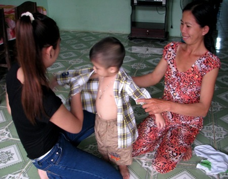 Vui Tết Trung thu với các bé họ Nhân - 3 Thay áo mới cho bé để vui Trung thu nào. (Ảnh: Huỳnh Hải)