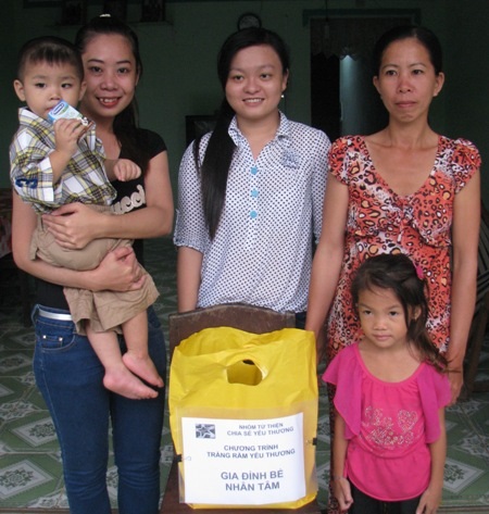 Vui Tết Trung thu với các bé họ Nhân - 5 Nhóm từ thiện Chia sẻ yêu thương tặng quà trung thu cho gia đình Nhân Tâm. (Ảnh: Huỳnh Hải)
