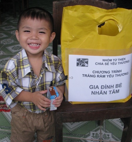 Vui Tết Trung thu với các bé họ Nhân - 6 Bé Nhân Tâm cười hết cỡ bên món quà trung của mình. (Ảnh: Huỳnh Hải)