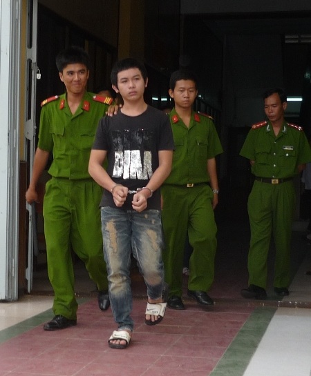 Bị cáo Trần Hoàng Hà bị dẫn giải về trại giam sau phiên tòa.