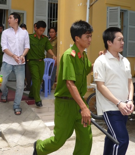 Bị cáo Trường (trước) và Trung bị dẫn giải về trại giam.