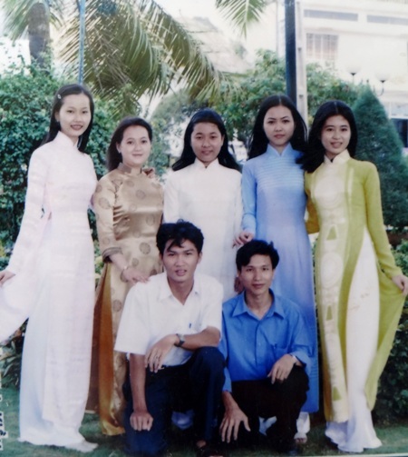 Cô giáo Trần Hoàng Xuân (bìa phải) trước khi bị tai nạn.