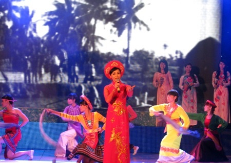 "Sôi sùng sục" cùng "vợ chồng" Đan Trường - Phi Nhung - 1 Trang Nhung mở màn chương trình với