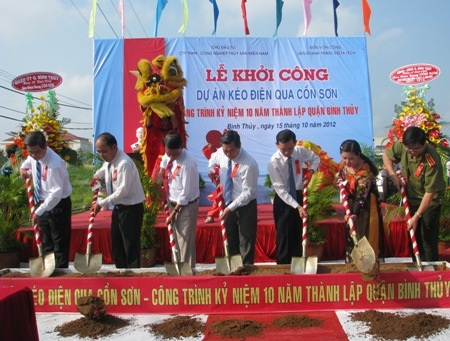 Ánh sáng điện đến với cồn “5 không” - 1 Lãnh đạo địa phương phát lệnh khởi công đưa lưới điện đến cồn 5 không. (Ảnh: Huỳnh Hải)