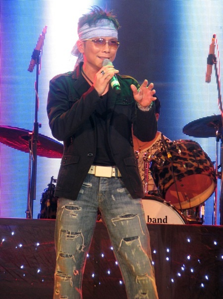 "Sôi sùng sục" cùng "vợ chồng" Đan Trường - Phi Nhung - 9 Jimmy Nguyễn mang đến cho chương trình sự sôi động qua