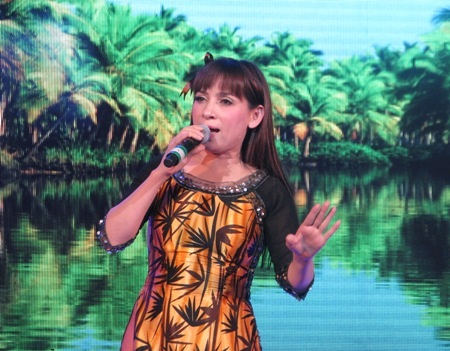 "Sôi sùng sục" cùng "vợ chồng" Đan Trường - Phi Nhung - 13 ...đã làm nóng không khí chương trình qua ca khúc