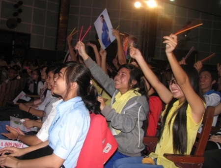 "Sôi sùng sục" cùng "vợ chồng" Đan Trường - Phi Nhung - 18 ...đã làm sôi sùng sục đêm sông nước Cần Thơ.