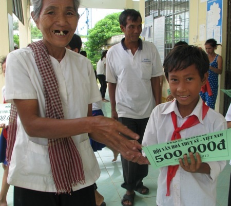 Chuyện khuyến học ở một xã nghèo Khmer - 1 Bà cháu vui mừng nhận học bổng khuyến học ở xã Lưu Nghiệp Anh, huyện Trà Cú. (Ảnh: Huỳnh Hải)