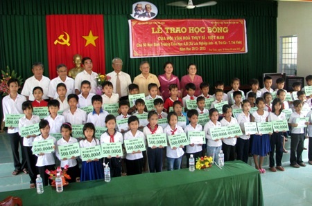 Chuyện khuyến học ở một xã nghèo Khmer - 2 Bà cháu vui mừng nhận học bổng khuyến học ở xã Lưu Nghiệp Anh, huyện Trà Cú. (Ảnh: Huỳnh Hải)